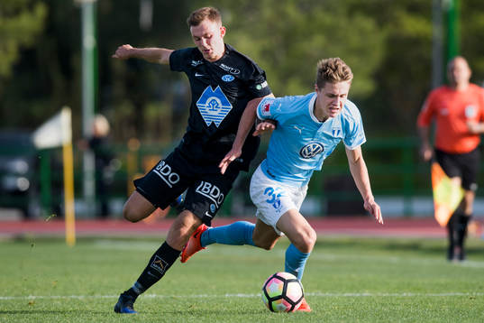 Moldes Christoffer Remmer jagar Malmö FFs Mattias Svanberg
