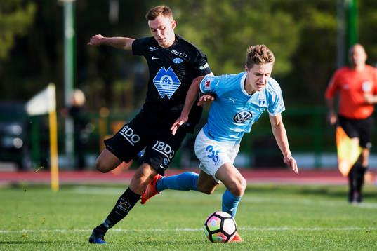 Moldes Christoffer Remmer jagar Malmö FFs Mattias Svanberg