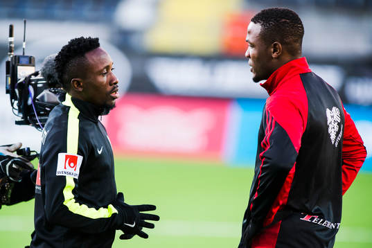 Häckens Chisom Egbuchulam pratar med Östersunds Salisu