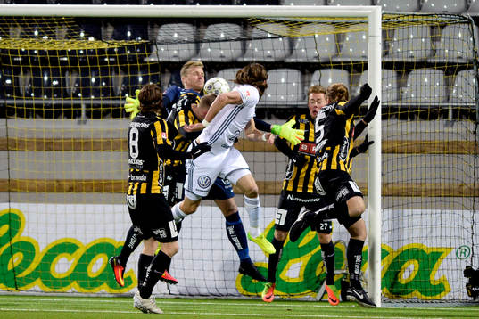 Östersunds Tom Pettersson nickar in 0-1 bakom Häckens