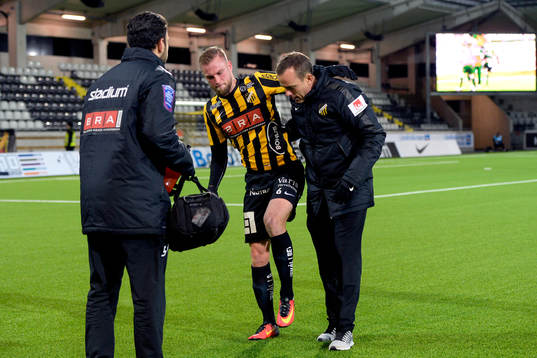 Häckens Alexander Faltsetas får hjälp av planen