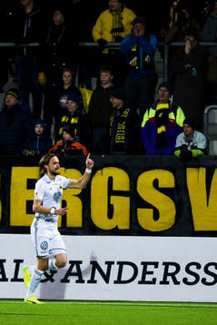 Östersunds Tom Pettersson  jublar