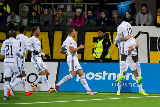 Östersunds Tom Pettersson  jublar med Ken Sema