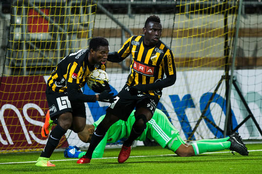 Häckens Mohammed Abubakari jublar med målskytten till 1-2