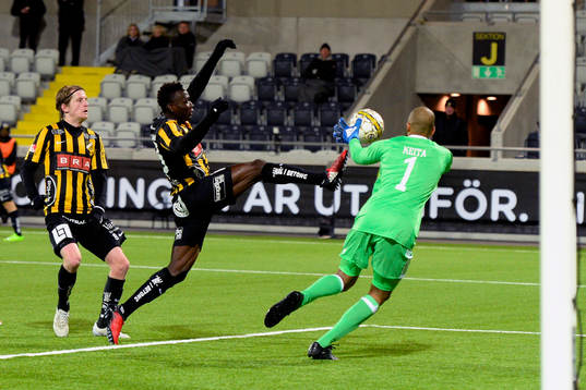 Häckens Alhassan Kamara har en målchans men Östersunds