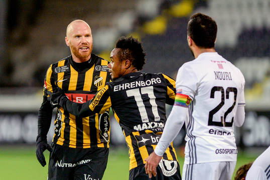 Häckens Nasiru Mohammed håller i Alexander Farnerud som