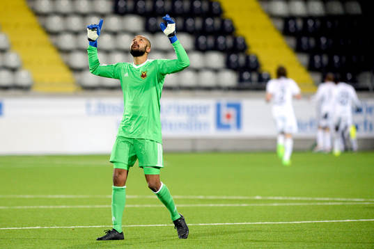 Östersunds målvakt Aly Keita jublar