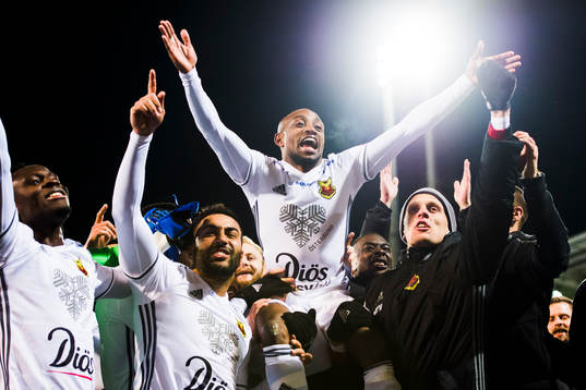Östersunds spelare lyfter Fouad Bachirou och jublar