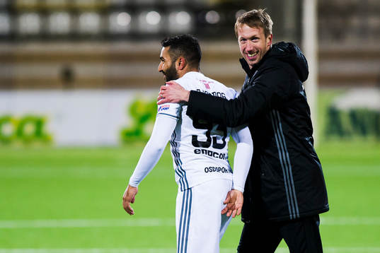 Östersunds Saman Ghoddos jublar med tränare tränare