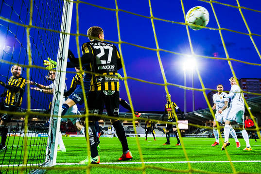 Östersunds Tom Pettersson nickar in 0-1 bakom Häckens