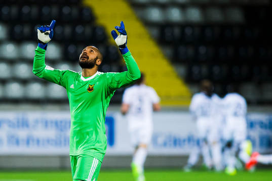 Östersunds målvakt Aly Keita jublar
