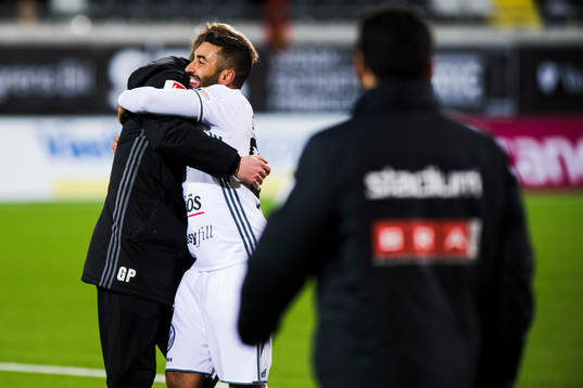 Östersunds tränare Graham Potter jublar med Saman Ghoddos