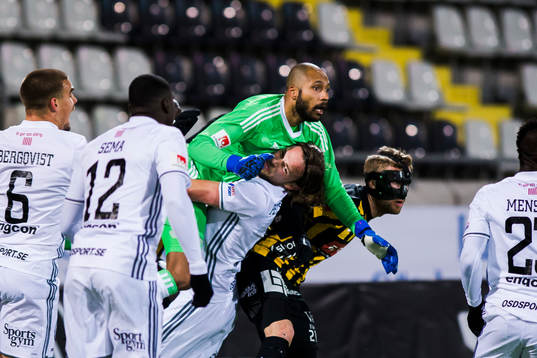 Östersunds målvakt Aly Keita kolliderar med Tom Pettersson