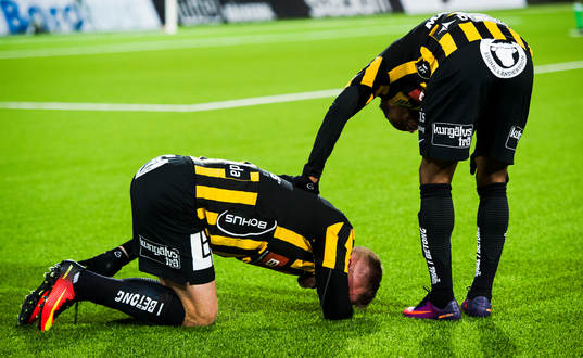 Häckens Alexander Faltsetas har ont och lagkamraten Nasiru