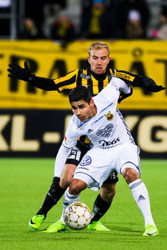 Häckens Kari Arkivuo och Östersunds Hossam Aiesh i kamp
