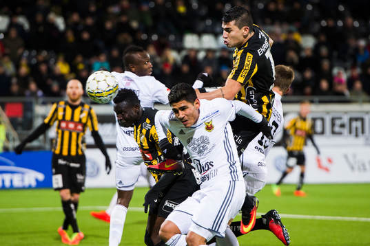 Östersunds Samuel Mensiro och Hossam Aiesh i nickduell med