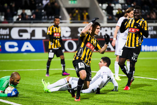 Östersunds Hossam Aiesh ser målvakt Aly Keita rädda och
