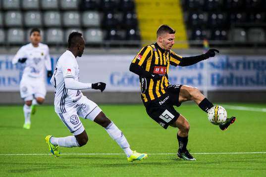 Östersunds Samuel Mensiro och Häckens Shkodran Maholli