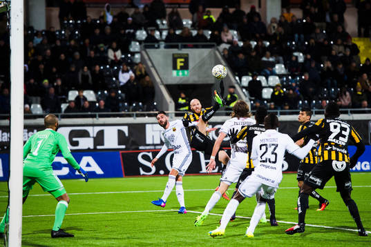 Östersunds Gabriel Somi försvarar mot Häckens Alexander