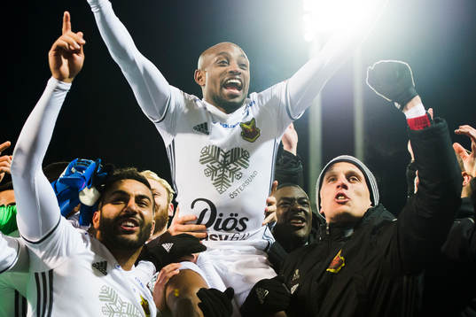 Östersunds Fouad Bachirou jublar och lyfts av lagkamrater