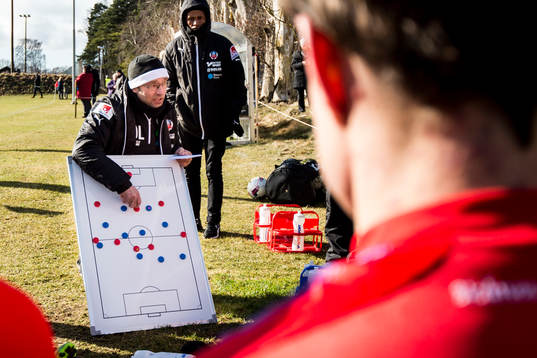 Helsingborgs tränare Per-Ola Ljung håller genomgång i