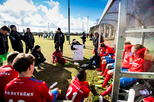 Helsingborgs tränare Per-Ola Ljung håller genomgång i