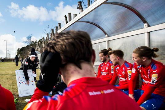 Helsingborgs tränare Per-Ola Ljung håller genomgång i