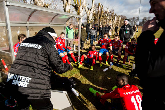 Helsingborgs spelare lyssnar när tränare Per-Ola Ljung
