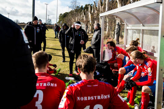 Helsingborgs tränare Per-Ola Ljung håller genomgång i