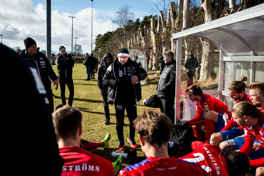 Helsingborgs tränare Per-Ola Ljung håller genomgång i