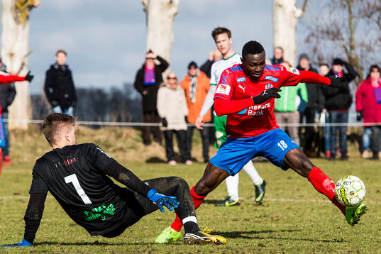 Helsingborgs Oke Akpoveta mot Prespas målvakt Peter Nilsson