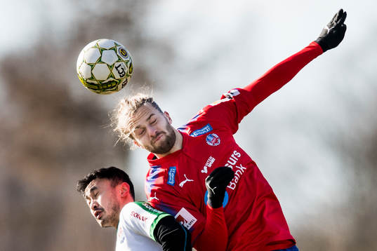 Helsingborgs Jonatan Olsson och Prespas Erik Hoang