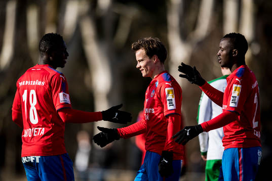 Helsingborgs Oke Akpoveta och Monday Samuel jublar med