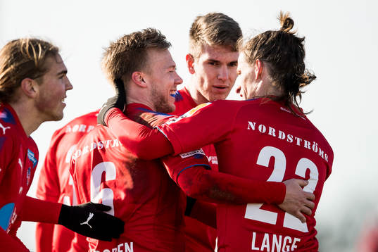 Helsingborgs spelare jublar med Andreas Landgren (m)