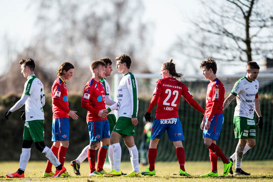 Spelarna tackar varandra