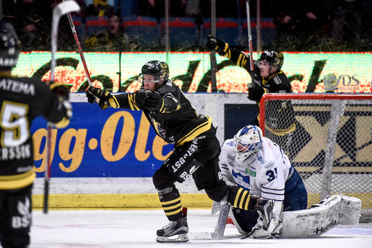 s Jonas Almtorp jublar