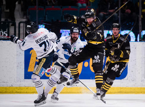 s Anders Eriksson kolliderar med  Karlskogas Carl Berglund