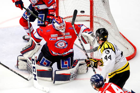 Brynäs Jacob Blomqvist med en målchans framför
