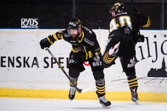 s Emil Lundberg och Anders Eriksson kolliderar