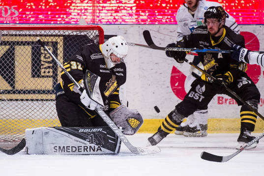 s målvakt Gasper Kroselj räddar skott