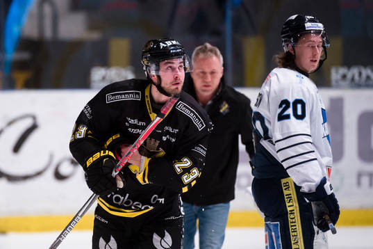 s Victor Ekvarv lämnar isen