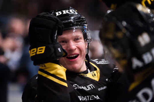 s Mads Larsen jublar i båset