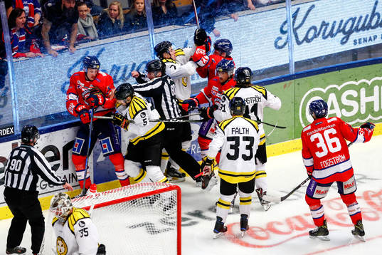 Gruff i inledningen av kvartsfinal 1 i SHL mellan