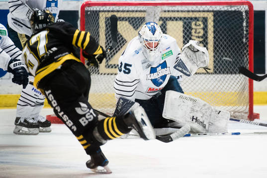 s Stefan Johansson provar skott på Karlskogas målvakt