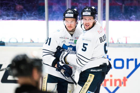 Karlskogas Theodor Lennnström och Richard Blidstrand jublar