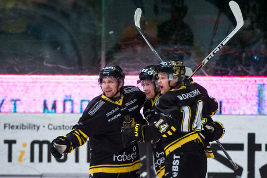 s Jens Jakobs , Nicklas Heinerö och Mads Larsen jublar