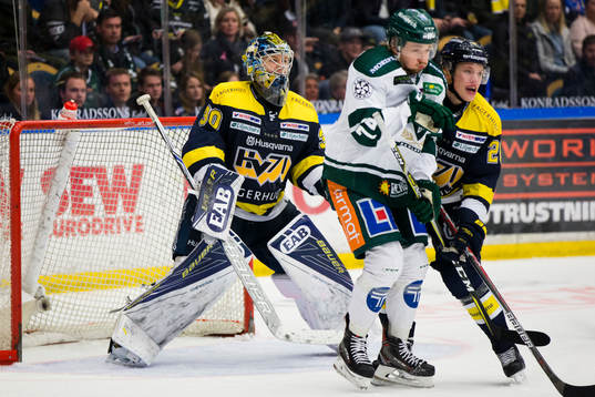s målvakt Linus Söderström försöker se pucken över