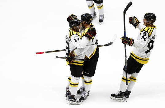Brynäs spelare med Jesper Jensen jublar