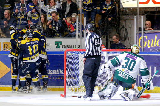 s David Ullström jublar med lagkamrater