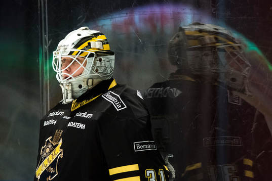 s målvakt Linus Lundin före  ishockeymatchen i